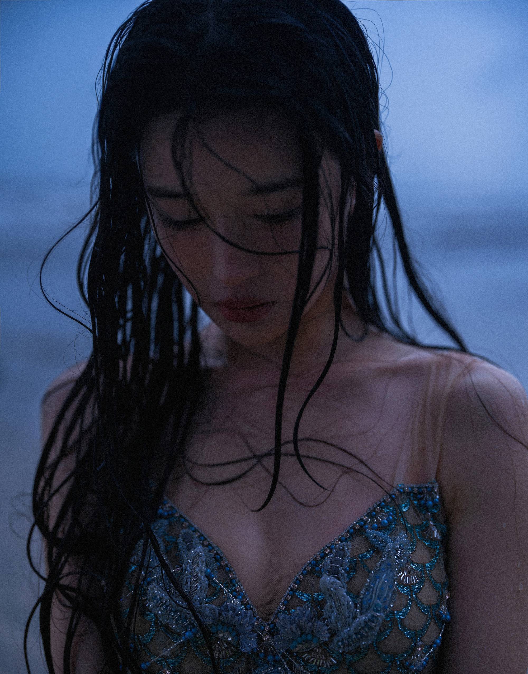 傍晚，寂静海边的美人鱼裙装美女性感魅惑户外人像摄影写真图片-达人圈原创摄影