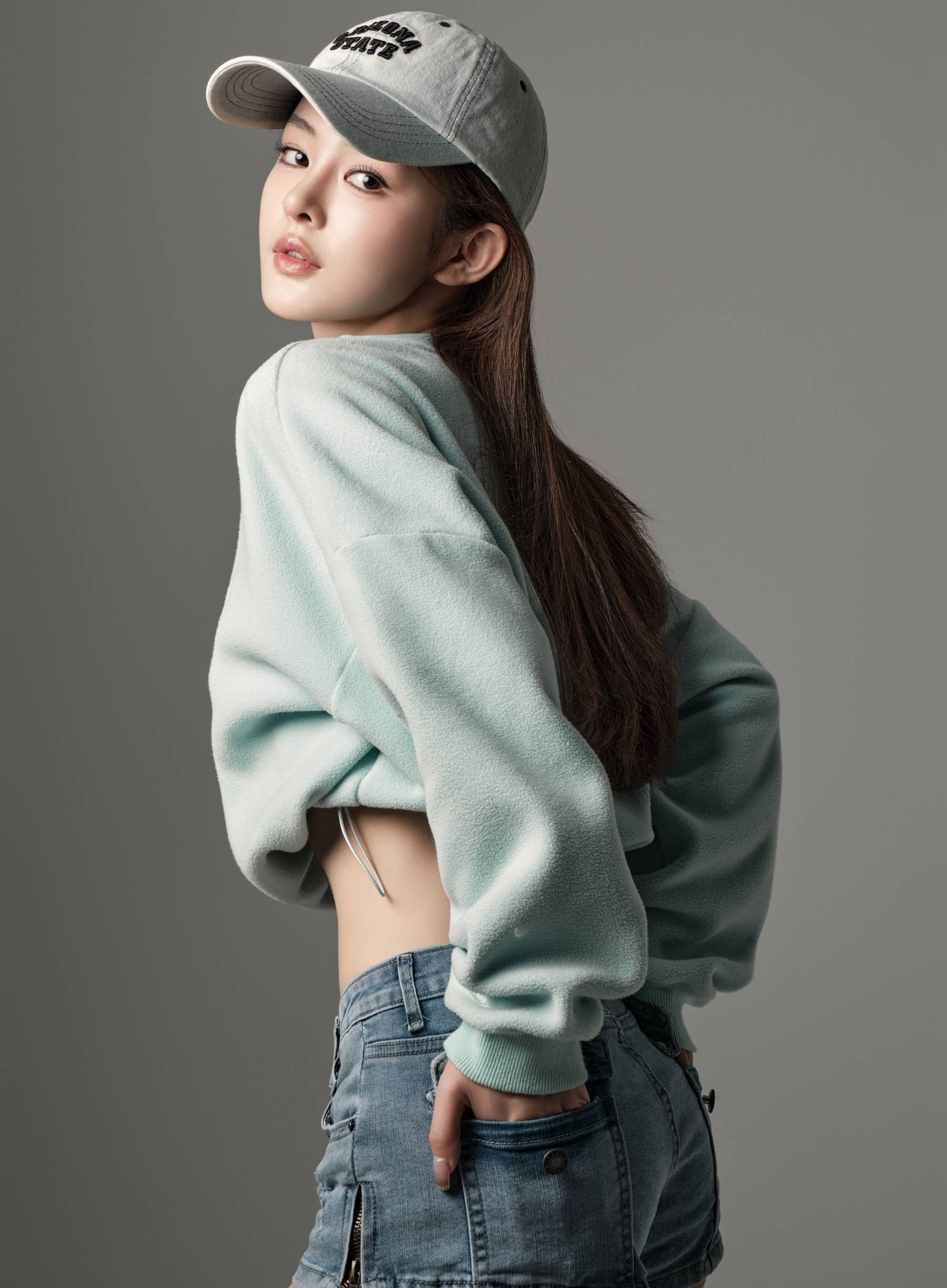 甜酷运动风美女，高颜值，小蛮腰，穿着露脐装紧身牛仔短裤的甜酷美少女写真套图-达人圈原创摄影