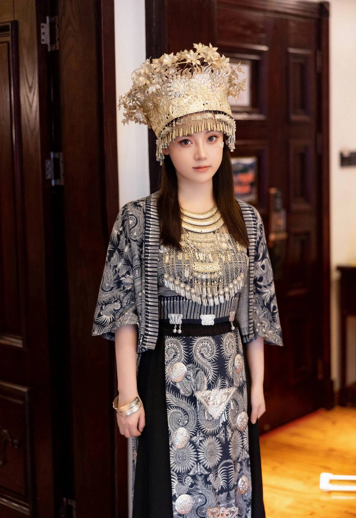 苗族服饰美女，性感网红美女民族风服饰穿搭别有一番风姿写真套图-达人圈原创摄影