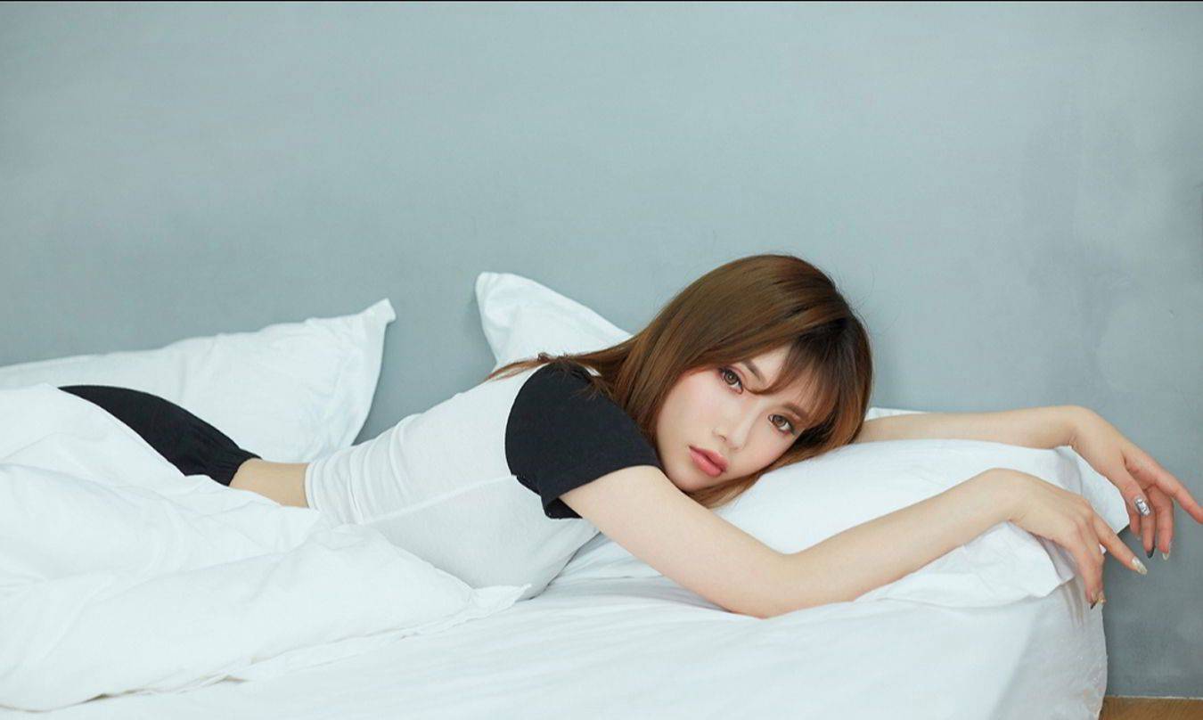 性感气质美女小妹奶茶Emily可爱运动背心短裤居家温馨写真套图-达人圈原创摄影