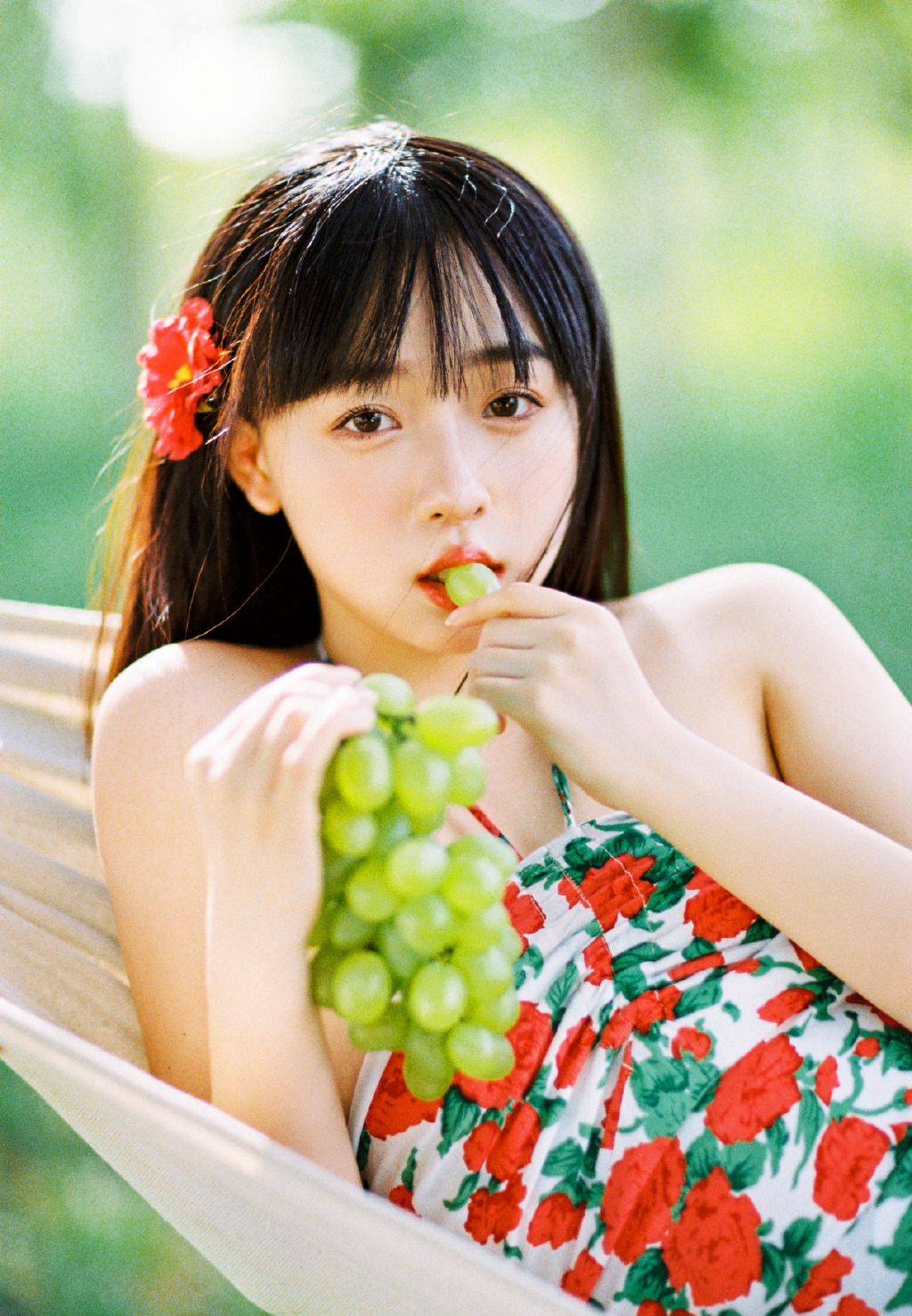 吊床上享受户外清新的甜美可爱美少女身着玫瑰花吊带裙超好看唯美写真图集-达人圈原创摄影