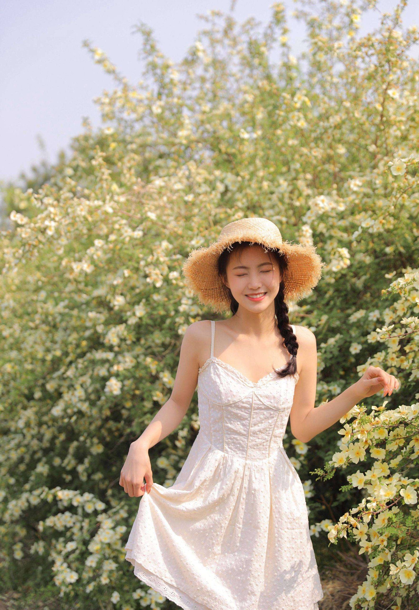 一些纯真，一点可爱，户外踏青的青涩吊带白裙美少女写真美照-达人圈原创摄影