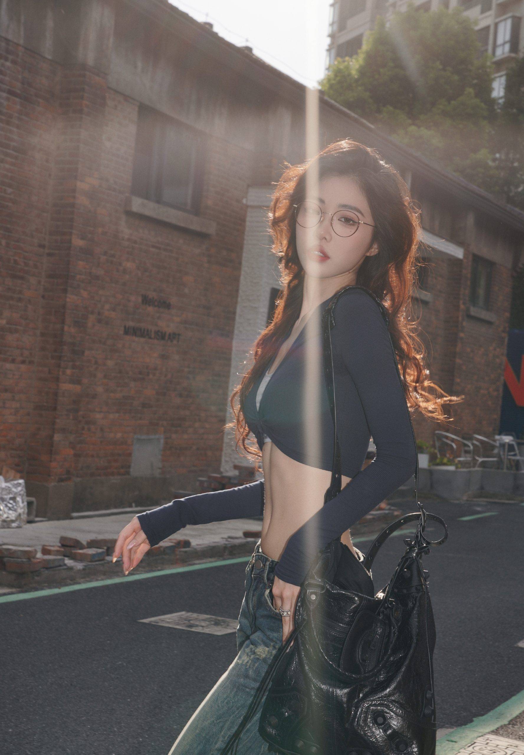 性感小蛮腰美女，街拍牛仔裤眼镜美女紧身穿搭大秀曼妙身姿写真套图-达人圈原创摄影