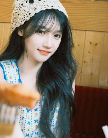 美女宋昕冉戴着可爱围帽加背心长裙边吃美食边拍照可爱甜美写真图集-达人圈原创摄影