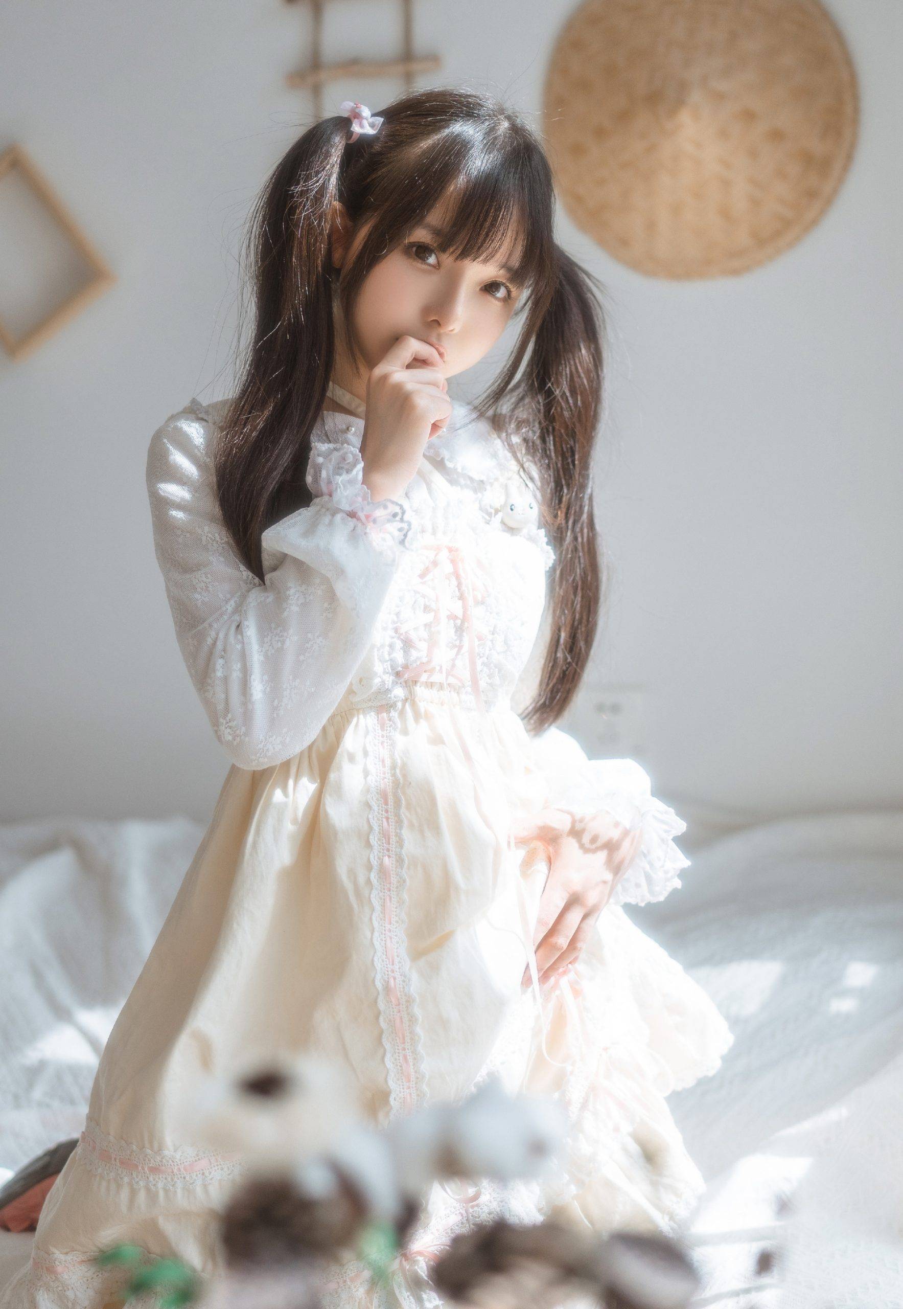 双马尾，娇小可爱日系美少女公主裙丝袜居家床上写真图集-达人圈原创摄影