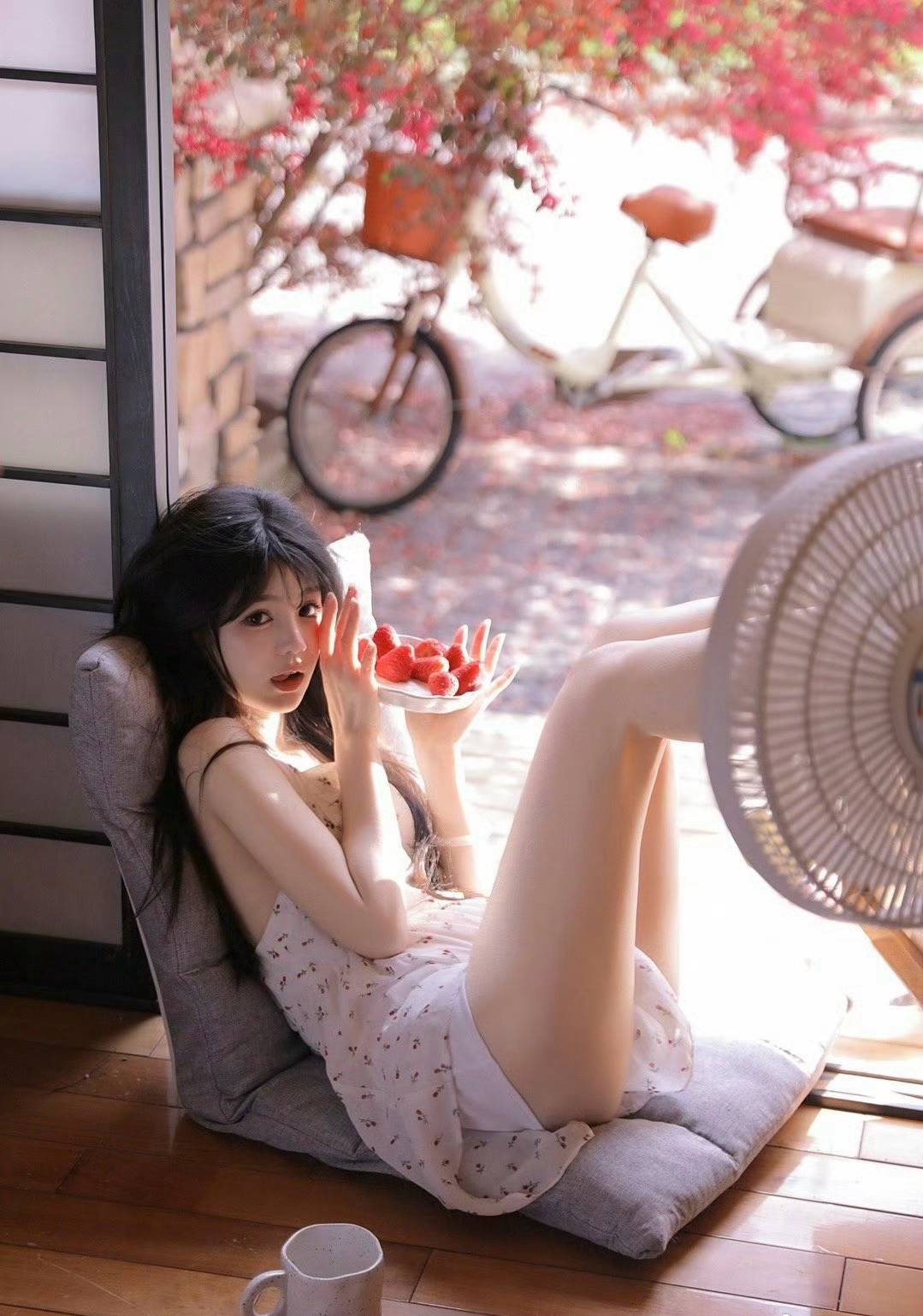 惬意的夏日午后，穿着小碎花白裙的甜美可人高颜值美女慵懒写真图集-达人圈原创摄影