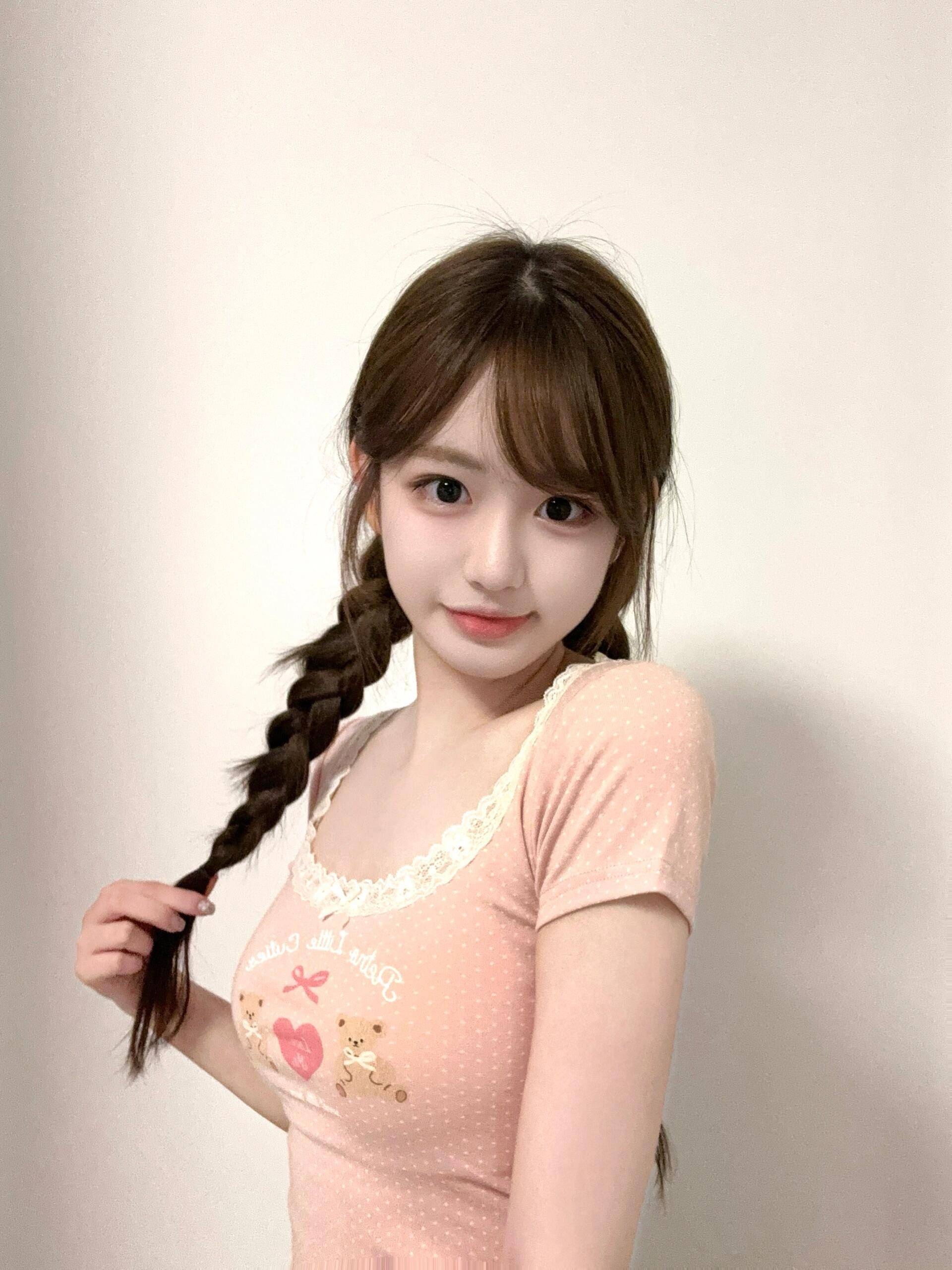 双麻花辫美少女的居家美照，简洁清凉T恤牛仔裤穿搭尽显少女身材韵味十足-达人圈原创摄影