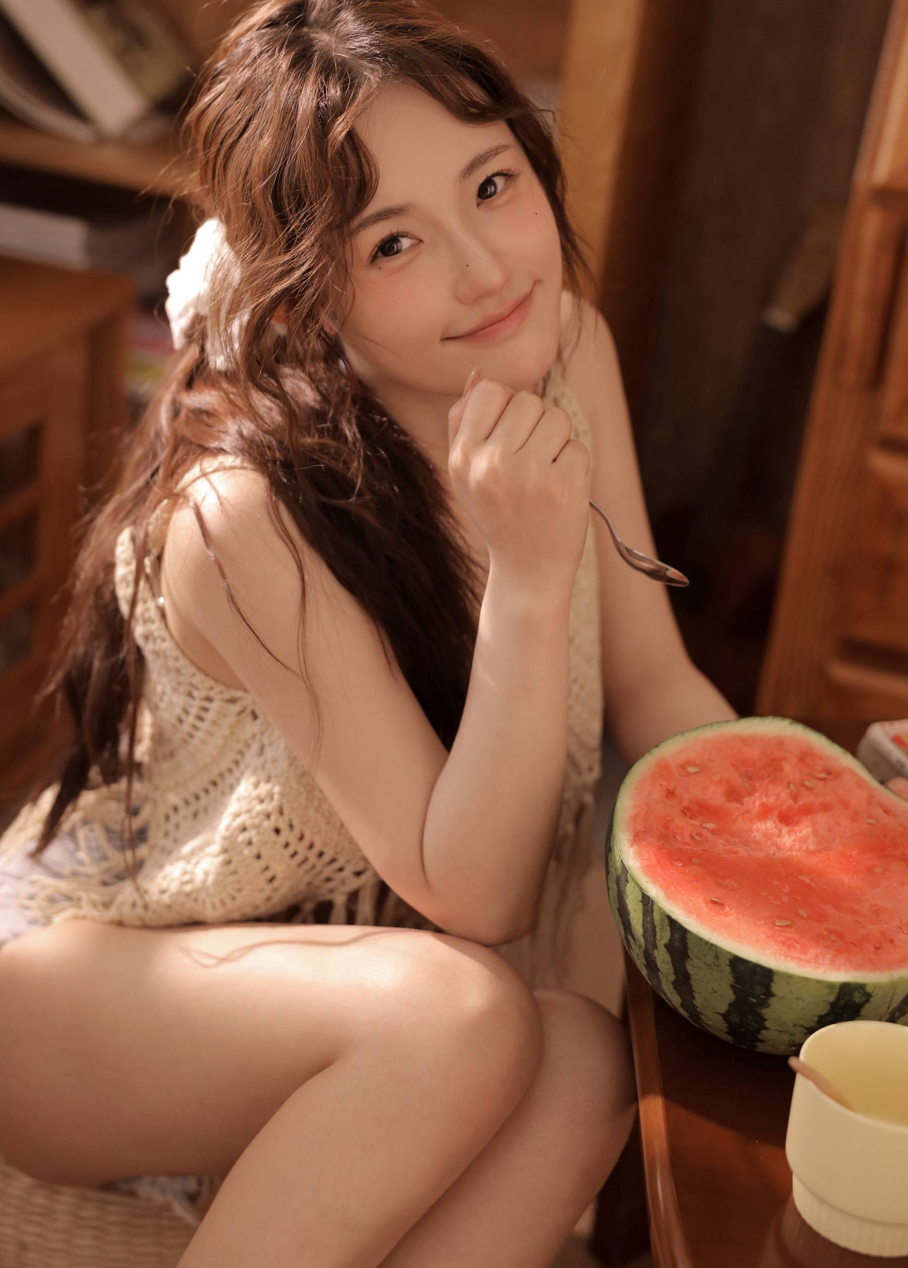 夏日，自家书房快乐吃西瓜的漂亮女生高清写真图片-达人圈原创摄影