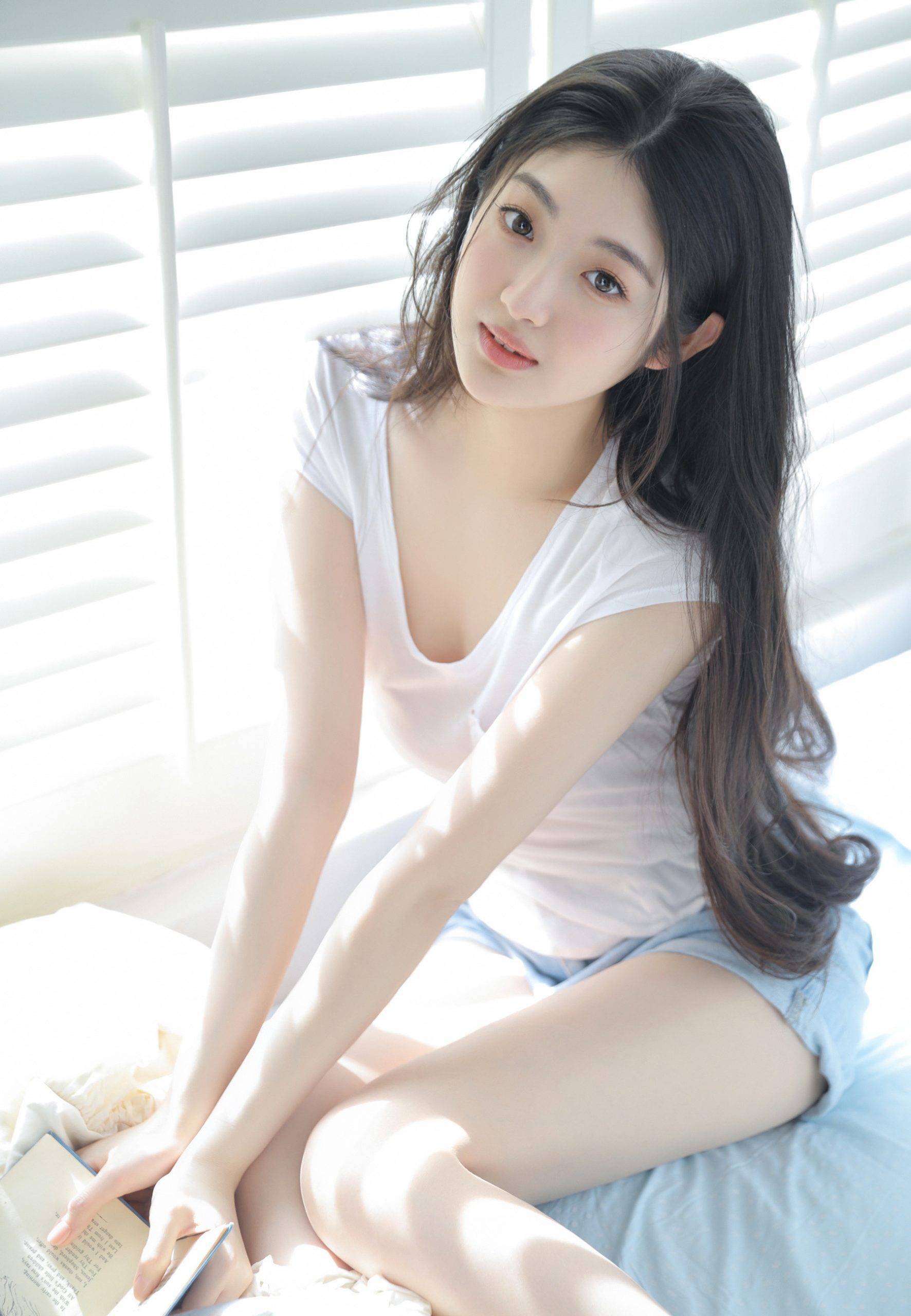 性感身材“小腰精”，漂亮有气质的长发美女紧身白衣牛仔短裤居家超美私房写真套图-达人圈原创摄影