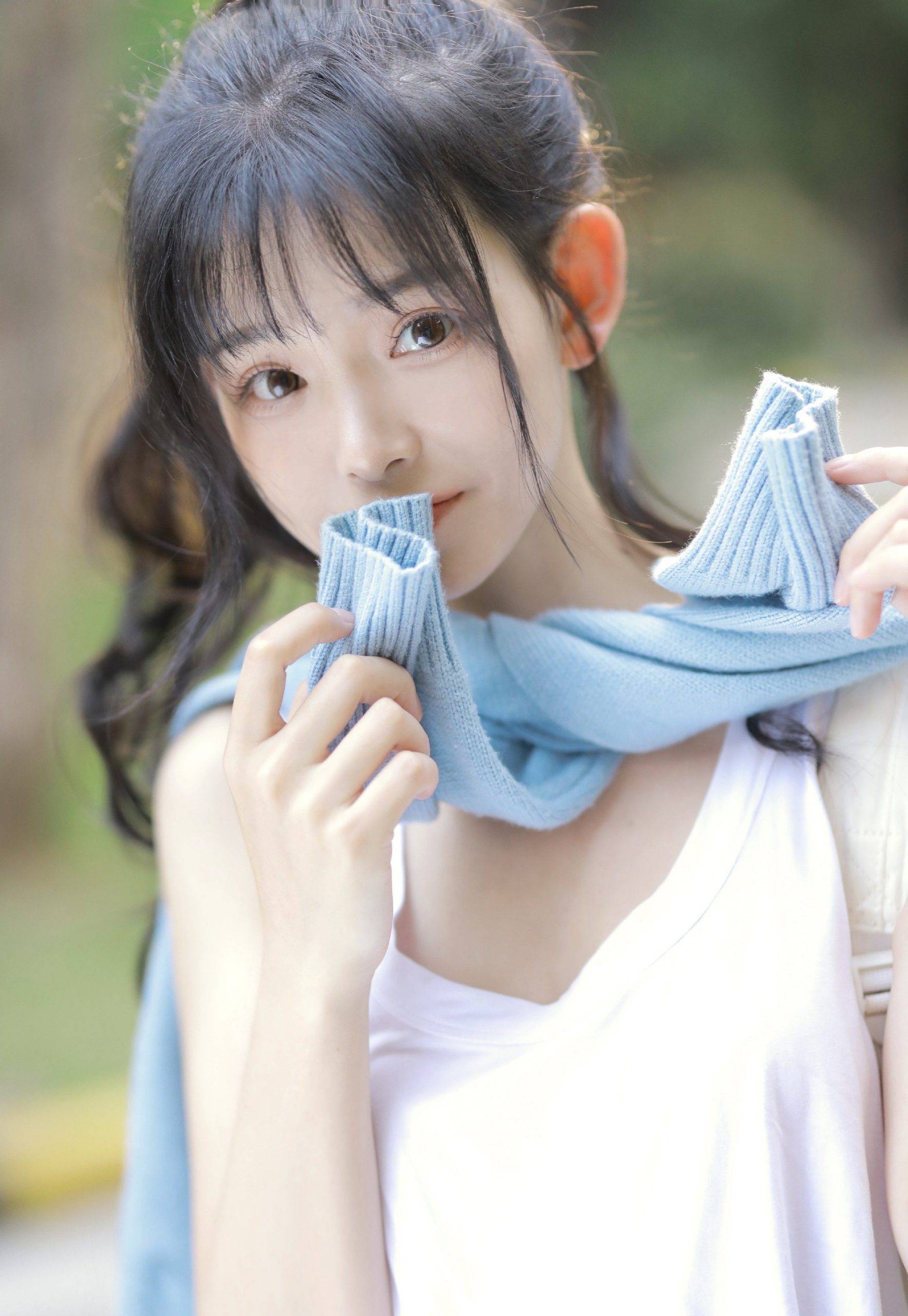 一起打球吗，清新靓丽的学生妹少女简单马尾辫发型加背心牛仔短裤户外球场写真图集-达人圈原创摄影