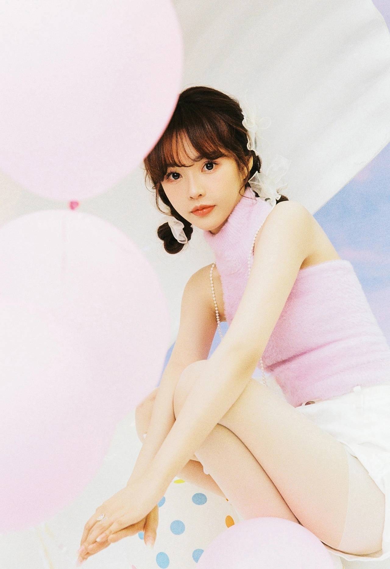 双麻花辫绑发发型清新短裙美少女气球房里养眼写真图集-达人圈原创摄影
