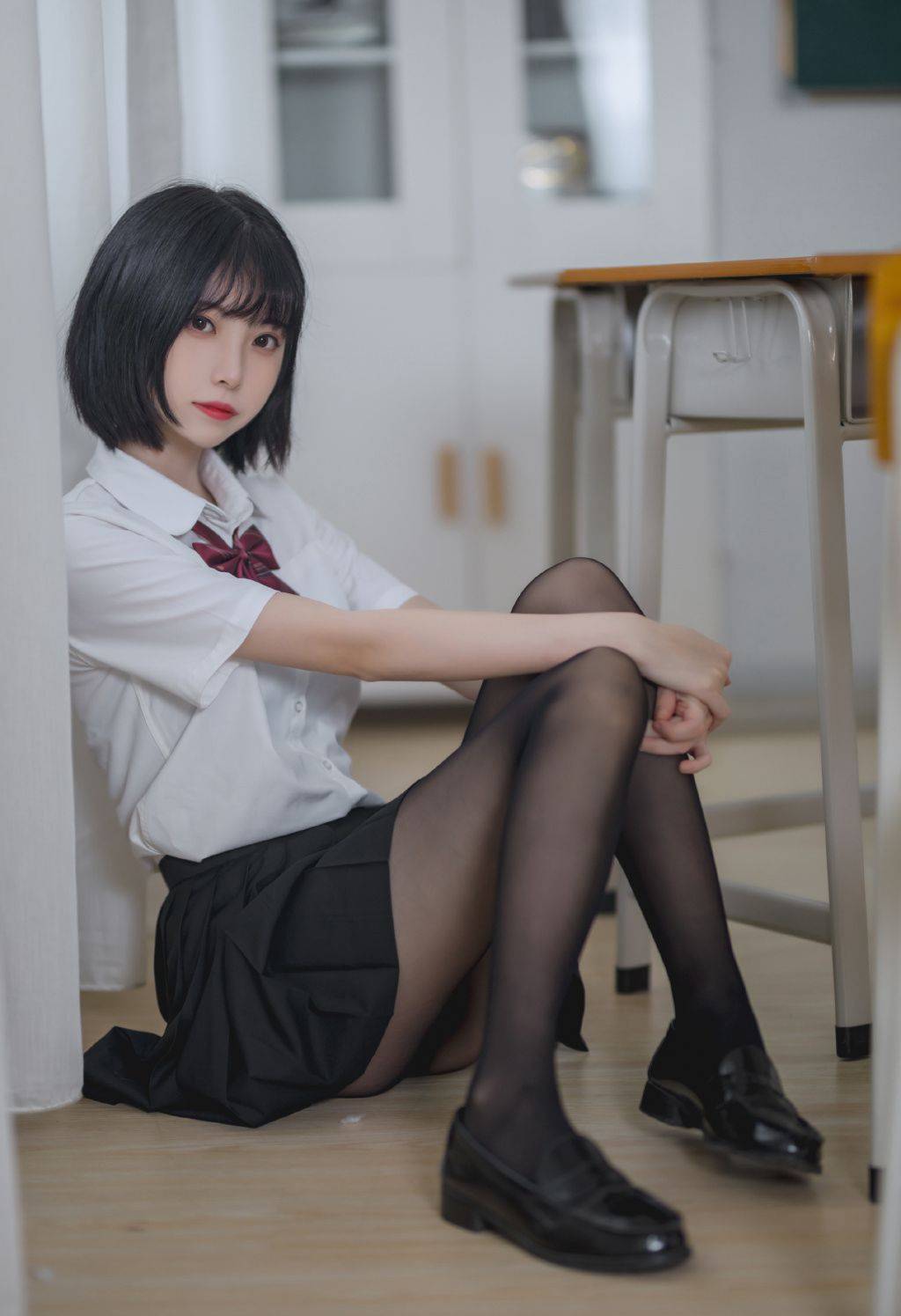 清秀短发学生装小个子美少女白衣黑裙黑丝袜学堂可爱写真美照-达人圈原创摄影
