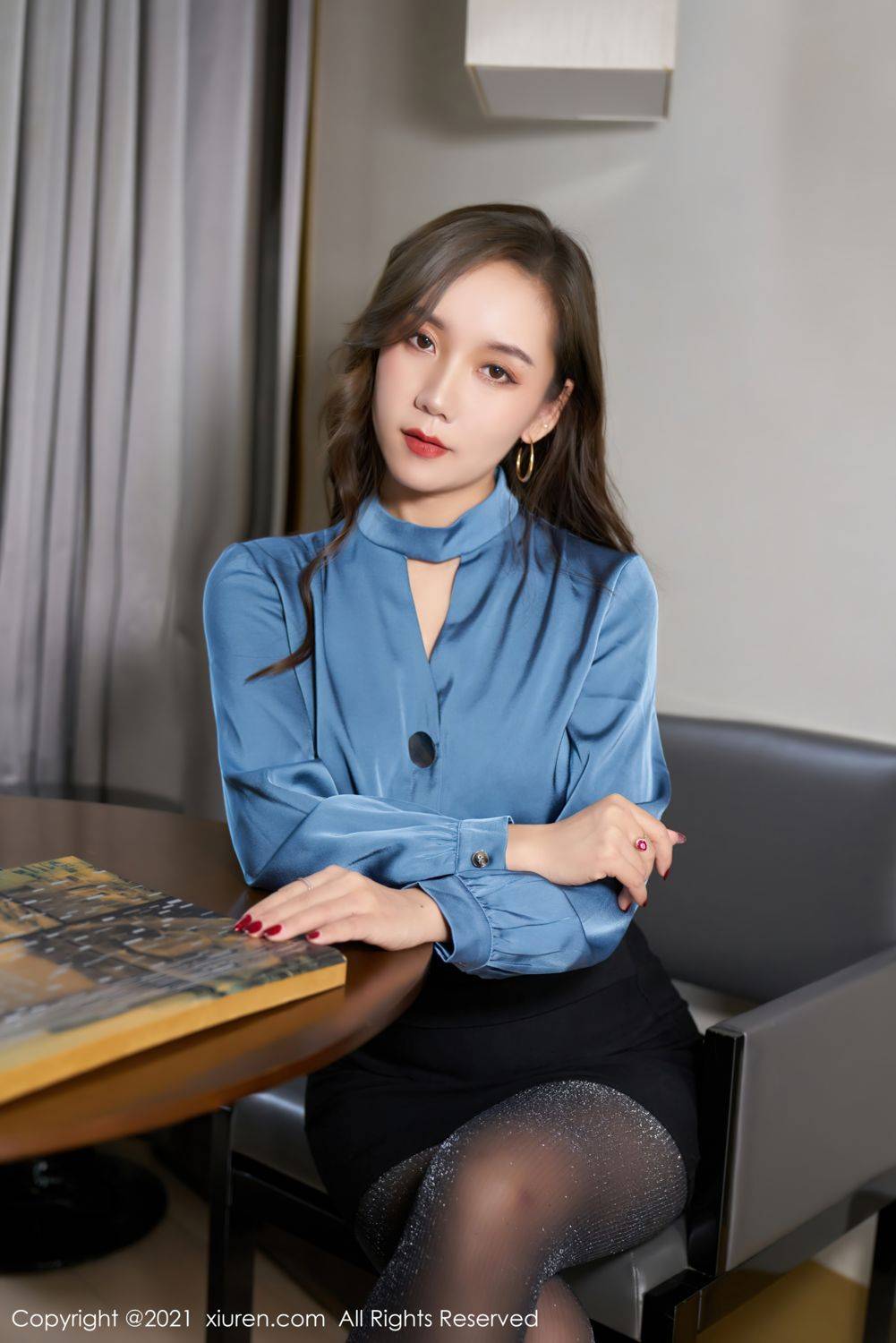 优雅气质美女秘书艾静香蓝衫黑裙丝袜高跟穿着性感写真图集-达人圈原创摄影