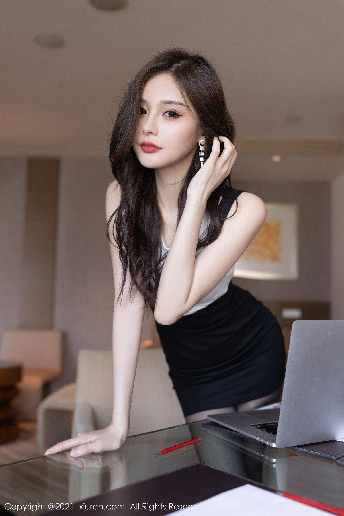 超有气质又漂亮的美女王心怡性感黑色紧身包臀连衣裙丝袜职业装穿着高清图集-达人圈原创摄影