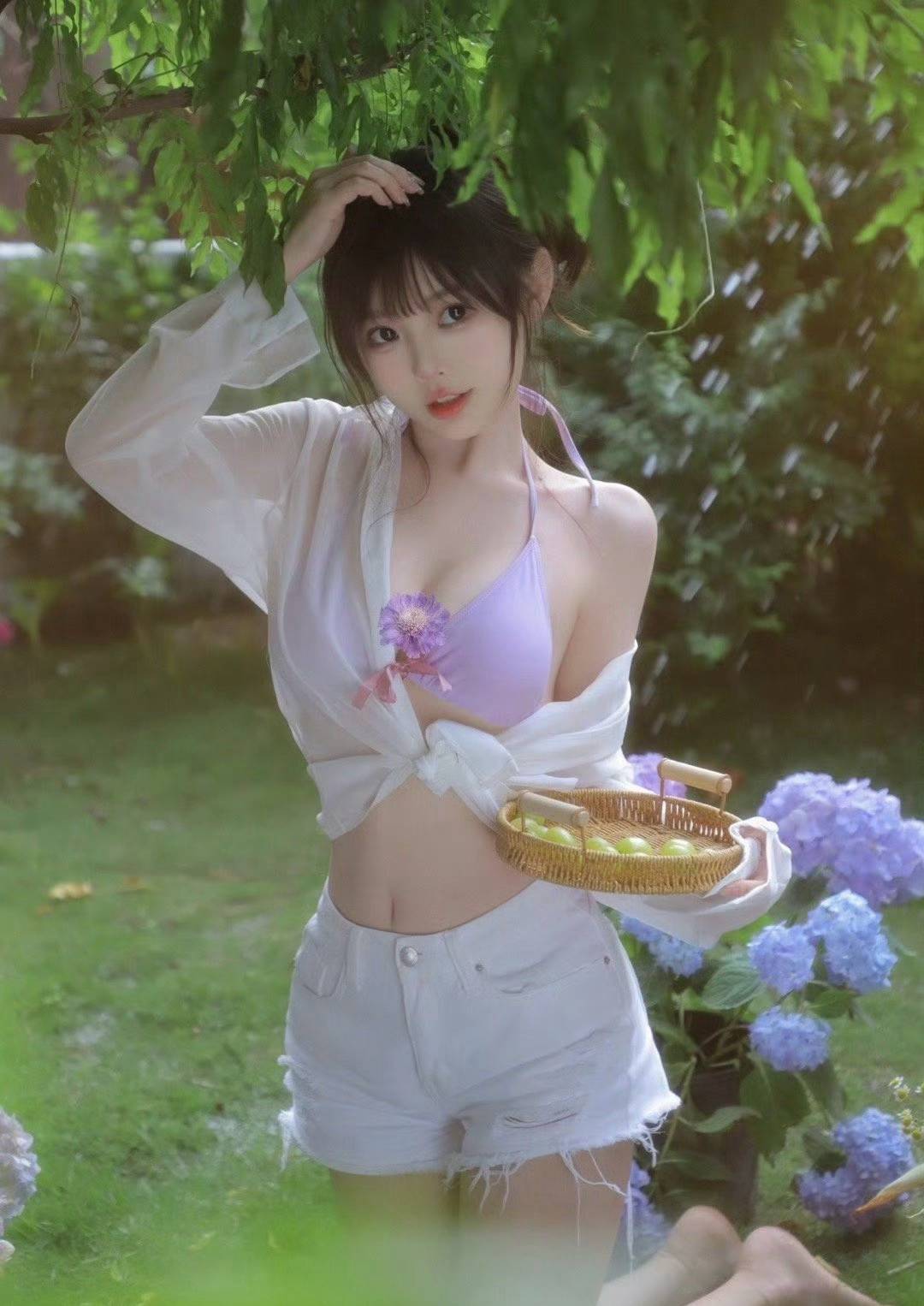 花开满园的宅院，穿搭吊带泳装加白色短裤的极品美女养眼写真图片-达人圈原创摄影