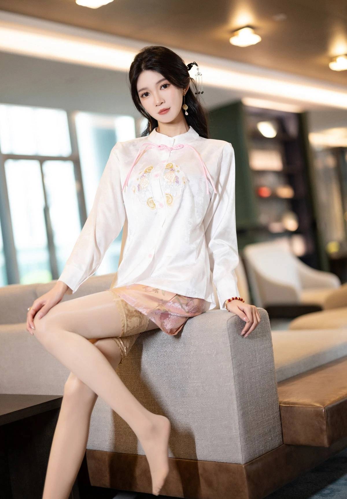 亭亭而立，气质优雅的高挑美女模特民族服装加丝袜穿搭撩人心扉写真图片-达人圈原创摄影