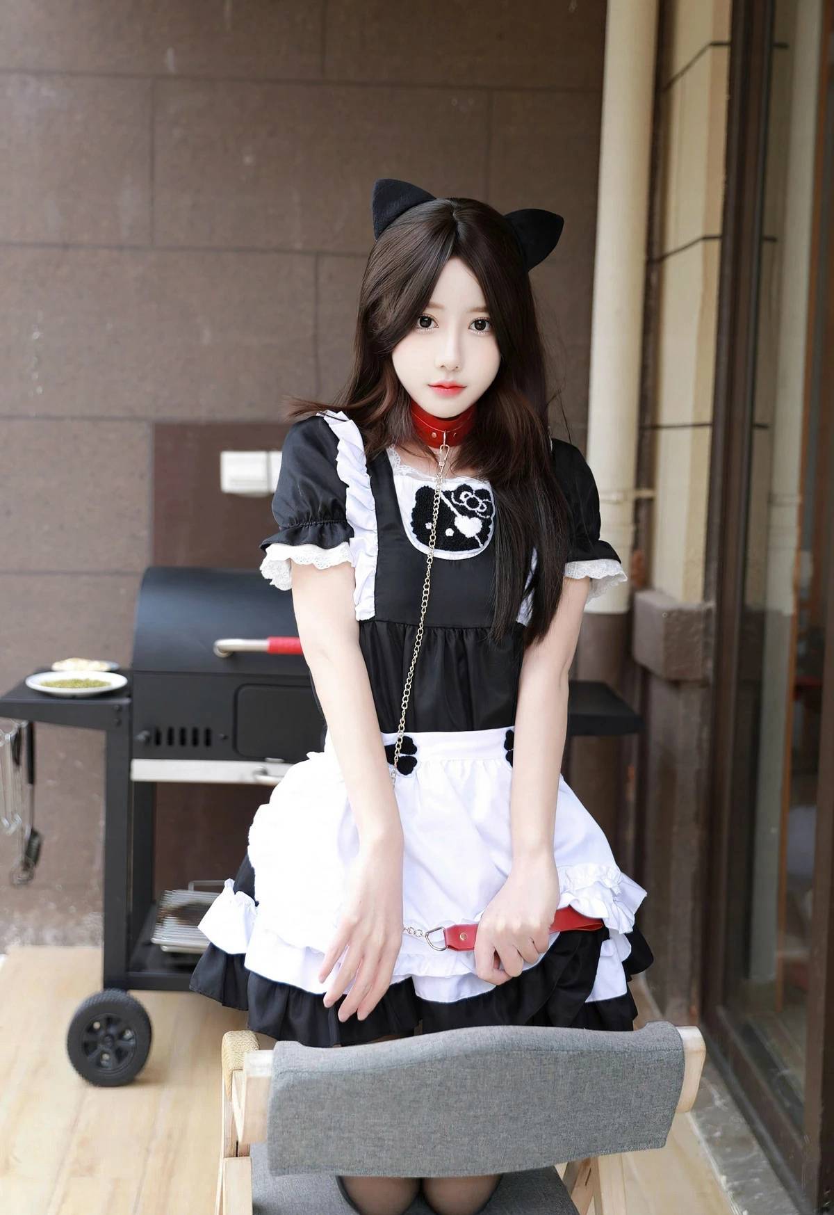 漂亮可爱又乖巧的美女模特儿黑色女仆装丝袜美腿主人家庭院写真美图-达人圈原创摄影