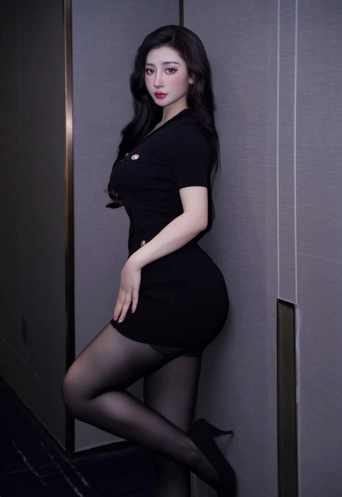 长相大气御姐级混血美女蕾蕾拉链式紧身黑色包臀裙丝袜门廊间性感写真套图-达人圈原创摄影