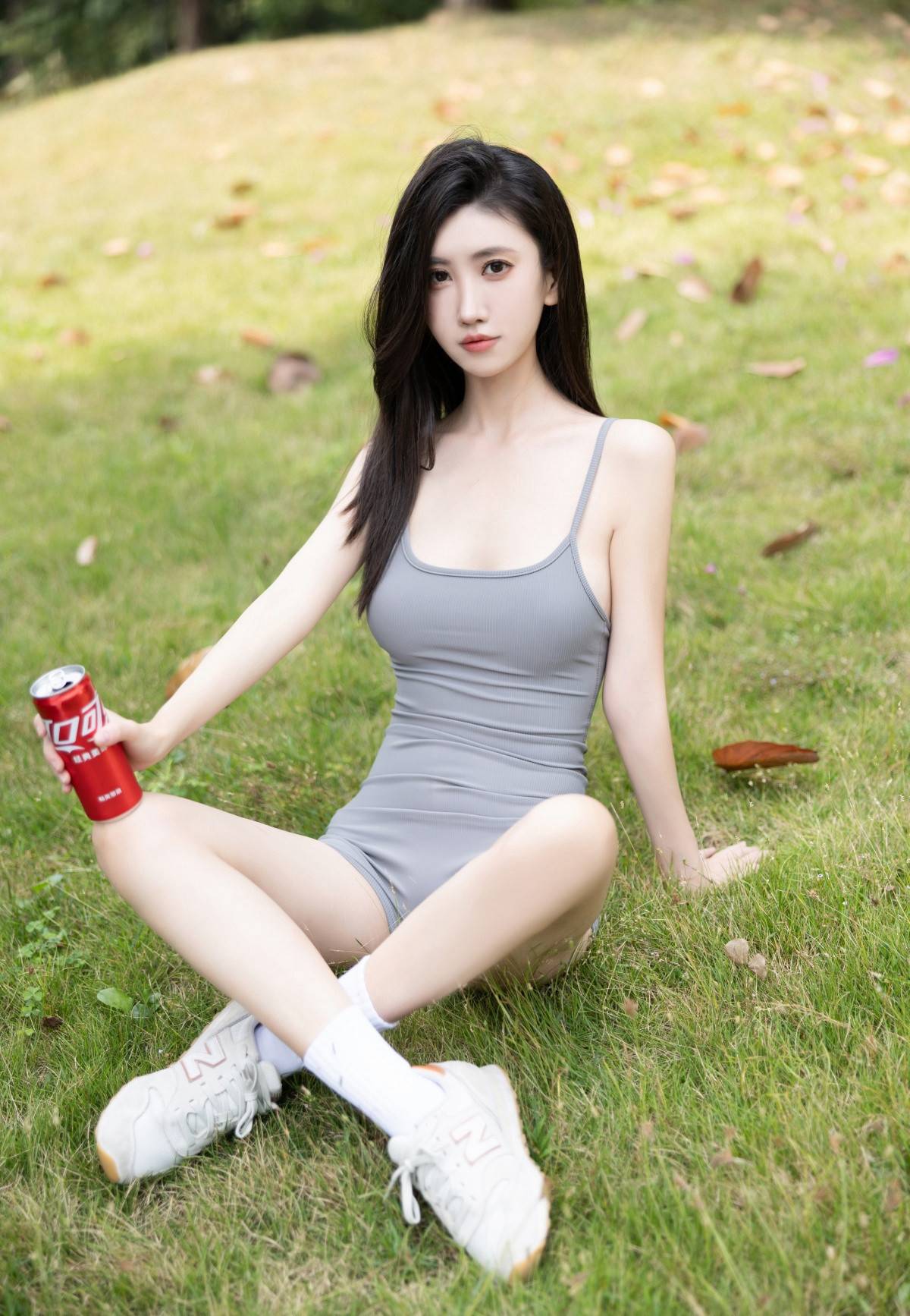 极品翘臀苗条高挑美女小姐姐吊带紧身有缝连体裤穿搭户外街拍，登山，骑行美拍写真套图-达人圈原创摄影