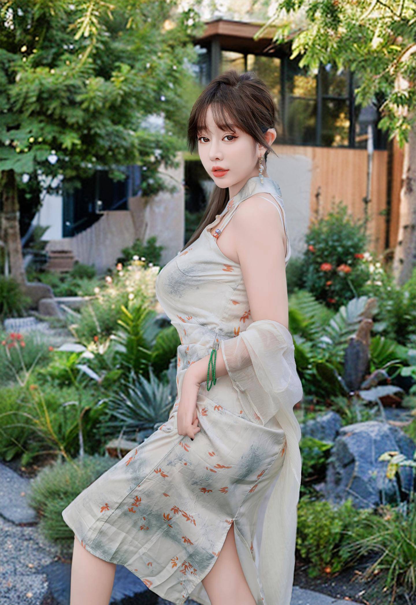 公园假山上的性感网红美女吊带旗袍装美女美拍写真照片-达人圈原创摄影