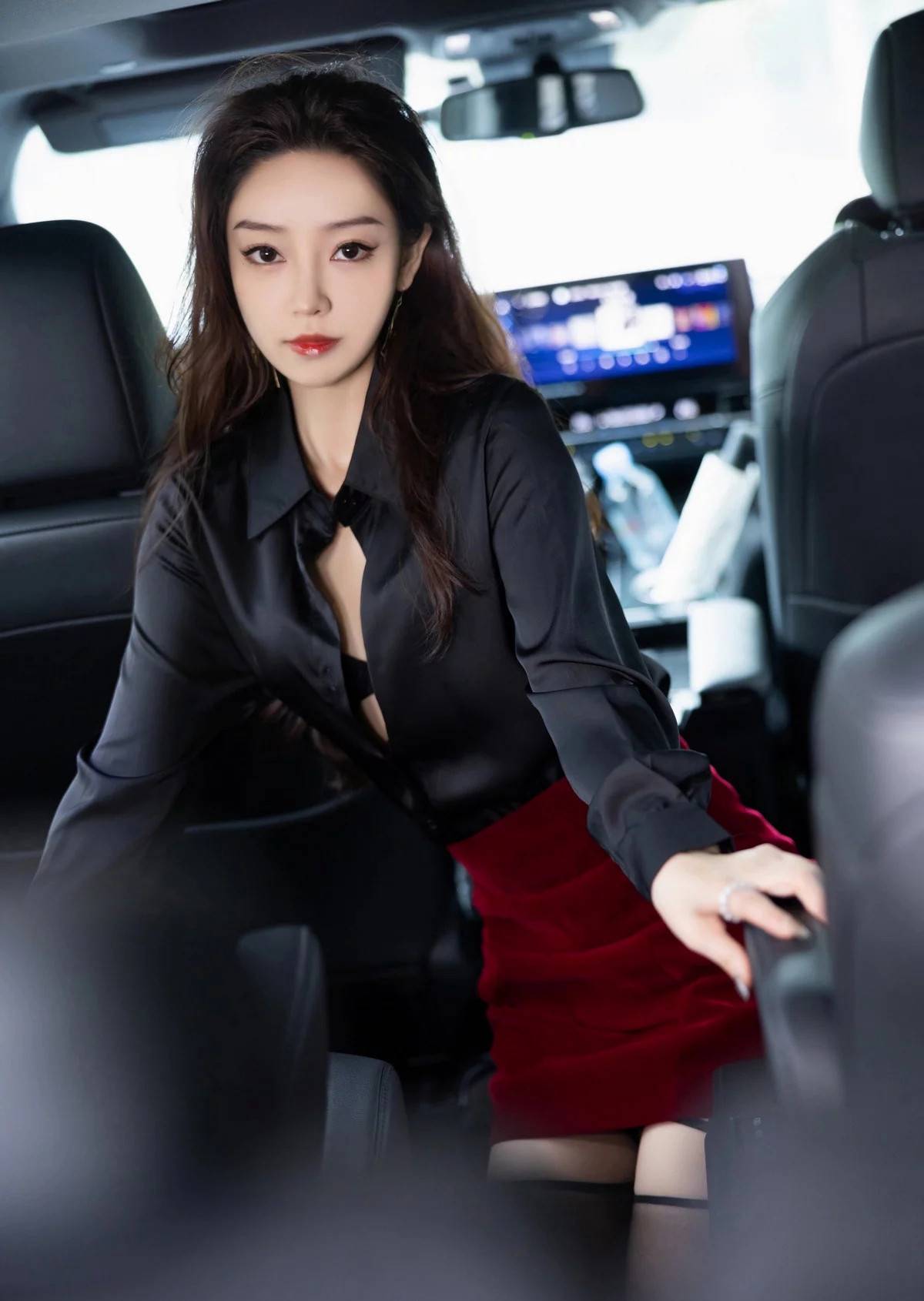 时尚气质的黑丝美女小姐姐，穿着黑色衬衫红色短裙的美女御姐街拍车拍写真套图-达人圈原创摄影