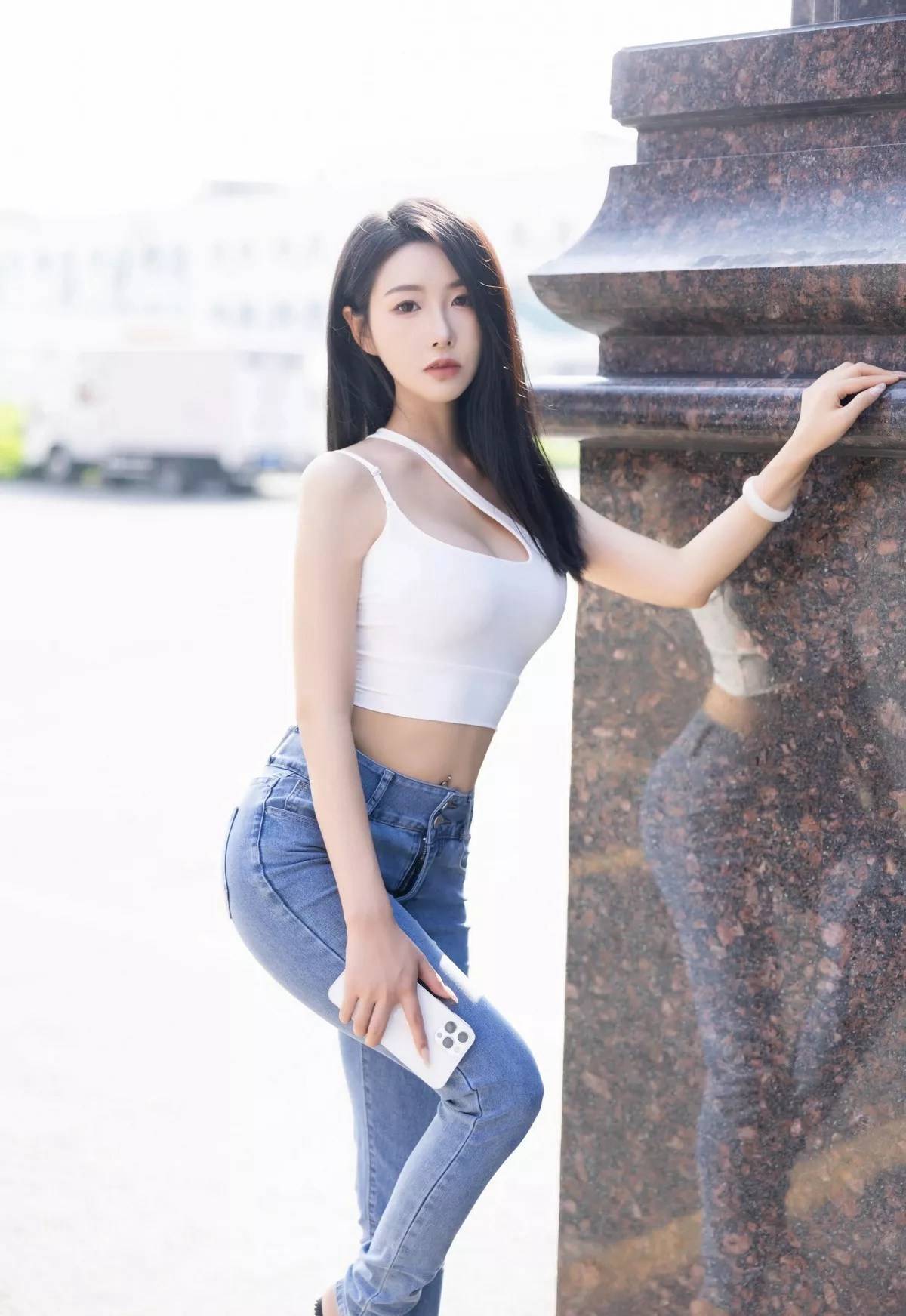 性感气质美女嫩模苏苏紧身白衣牛仔裤穿搭逛街及回家写真，尽显完美曼妙绝美身姿-达人圈原创摄影
