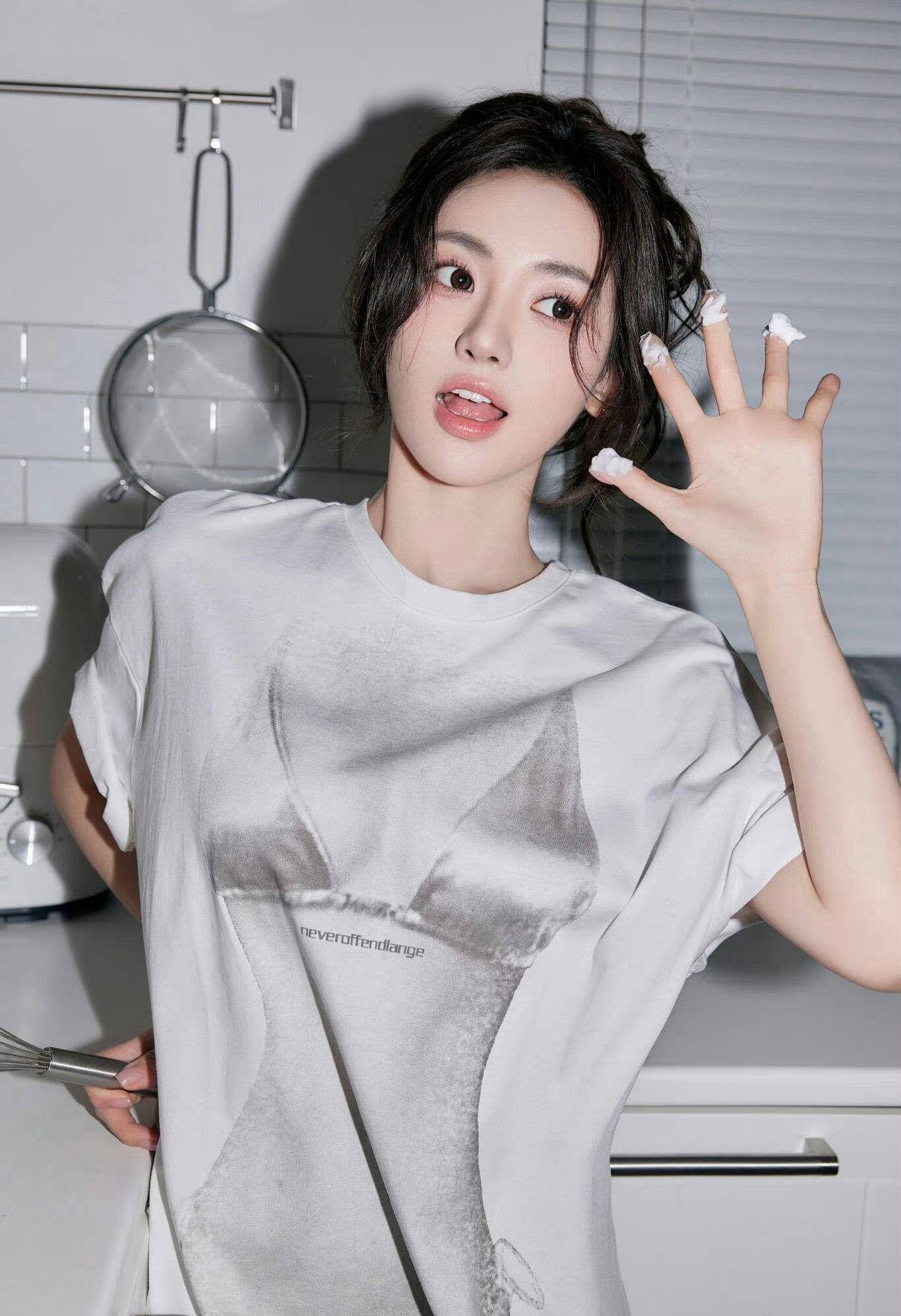 躺在摇篮里，叼着奶嘴的吊带衣短裤尿布美女大宝宝情景装换图片图集-达人圈原创摄影