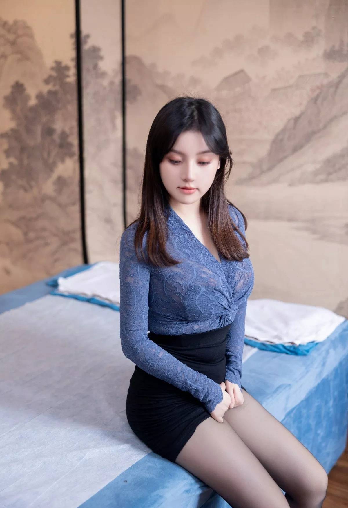 丰腴丰满身材美女嫩模深V蓝衫搭配黑色短裙丝袜居家卧室温柔优雅写真图片-达人圈原创摄影