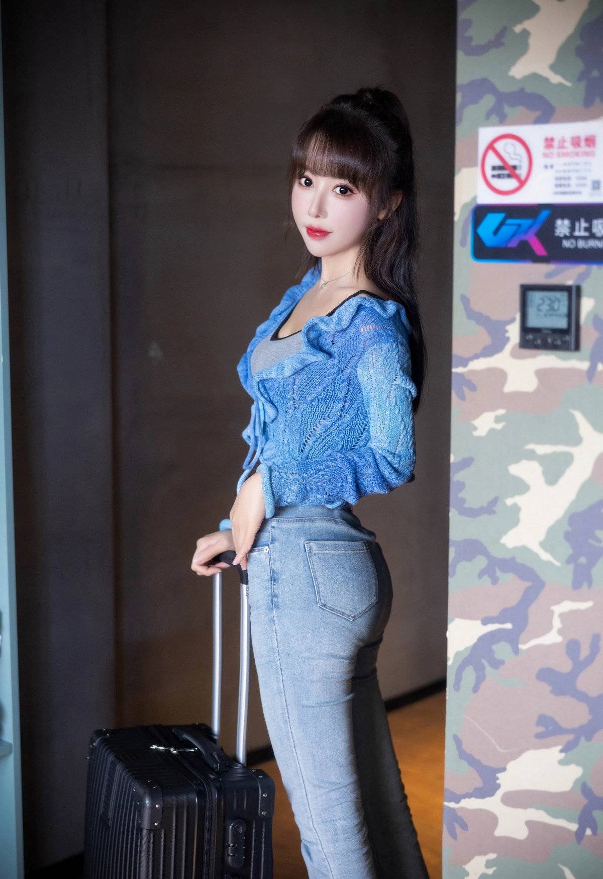 身姿苗条，美腿修长的牛仔裤美女蓝色上衣紧身裤穿搭电竞房迷人写真图片-达人圈原创摄影