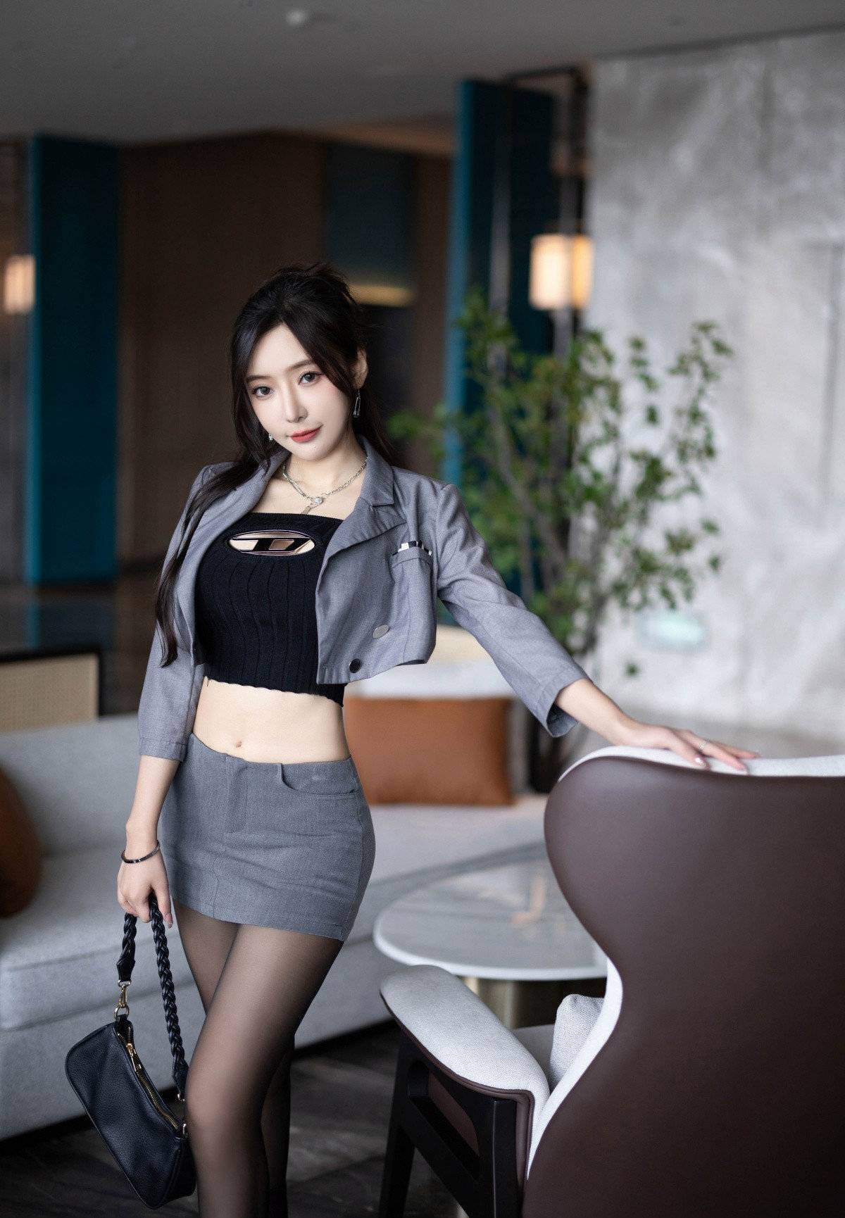 端庄气质网络王美女模特感紧身套装短裙黑丝袜高跟穿搭展有致身体翘臀写真照-达人圈原创摄影
