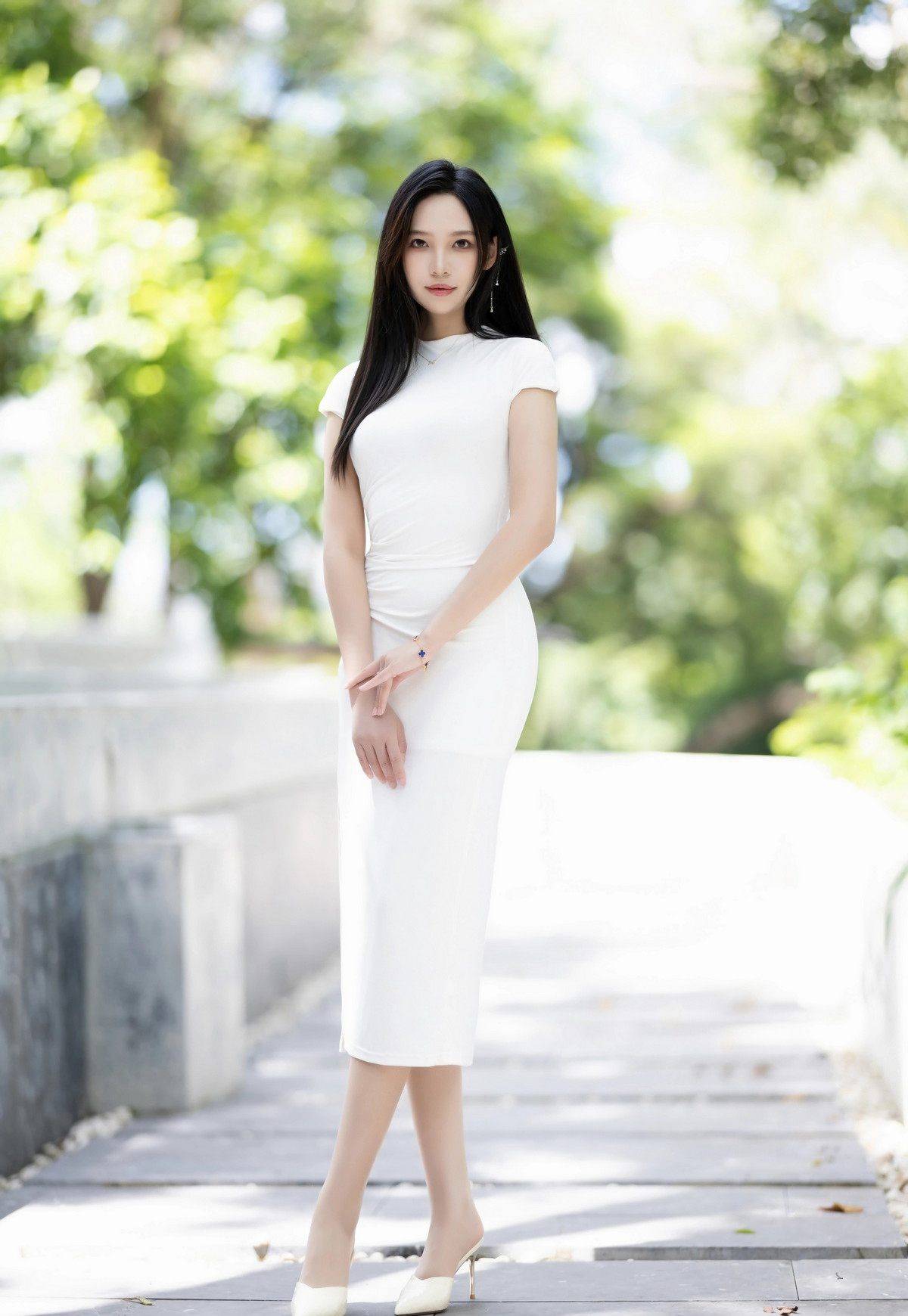 高挑女神郑颖姗纯白连衣裙显挺翘美臀街拍写真图片-达人圈原创摄影