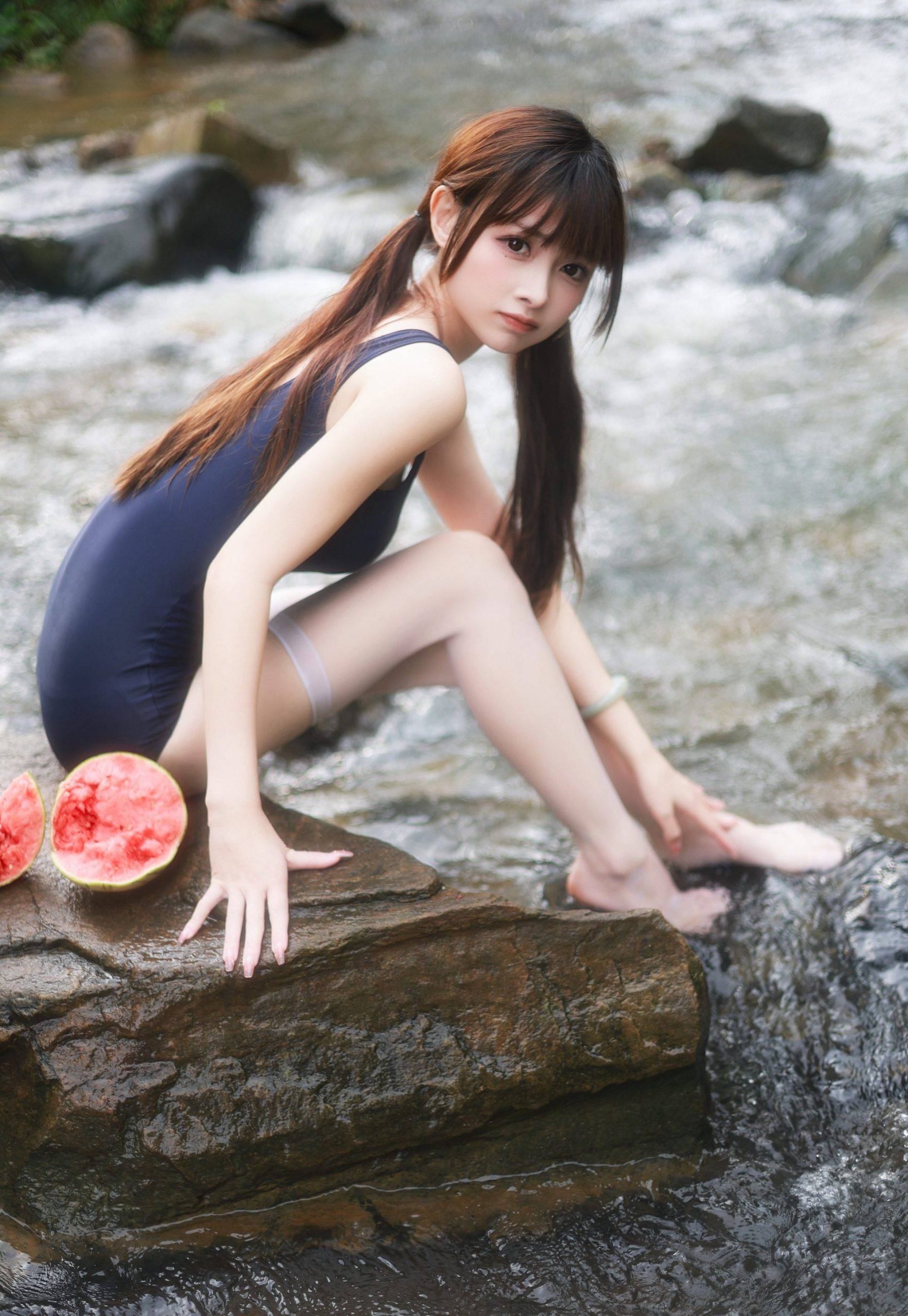 小溪里玩水的可爱苗条双马尾比基尼美少女高清写真图片-达人圈原创摄影