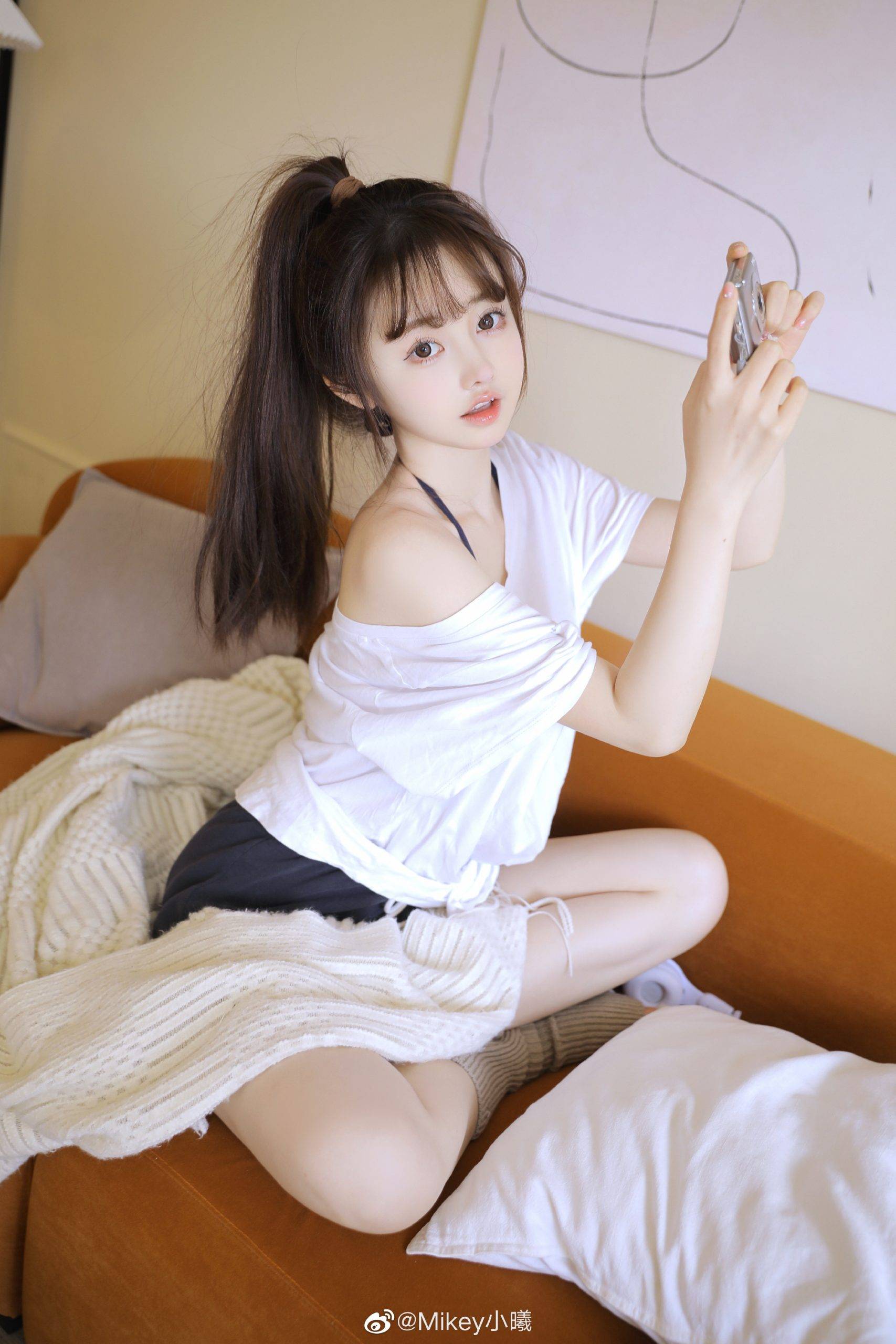 性感白皙可爱美少女白衫短裤迷人居家写真图片-达人圈原创摄影