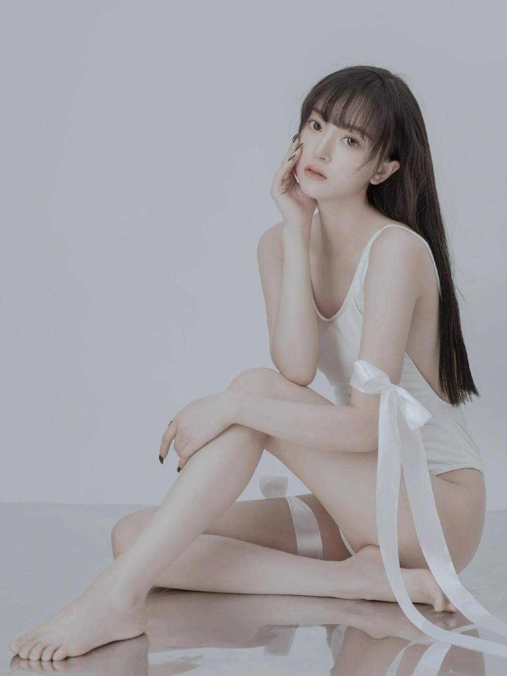 又纯又欲绝绝子美少女白色紧身连体裤搭配丝带飘飘少女感十足写真照-达人圈原创摄影