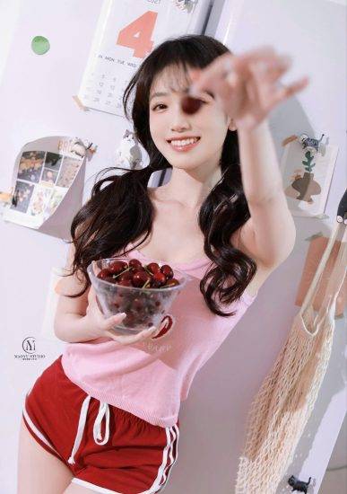 超爱樱桃的甜美双马尾发型美少女居家可爱性感写真照片-达人圈原创摄影