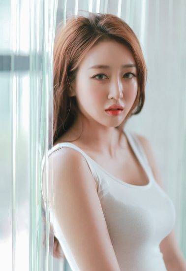 第一眼的感觉很重要，丰满白色背心美女窗前写真照片-达人圈原创摄影