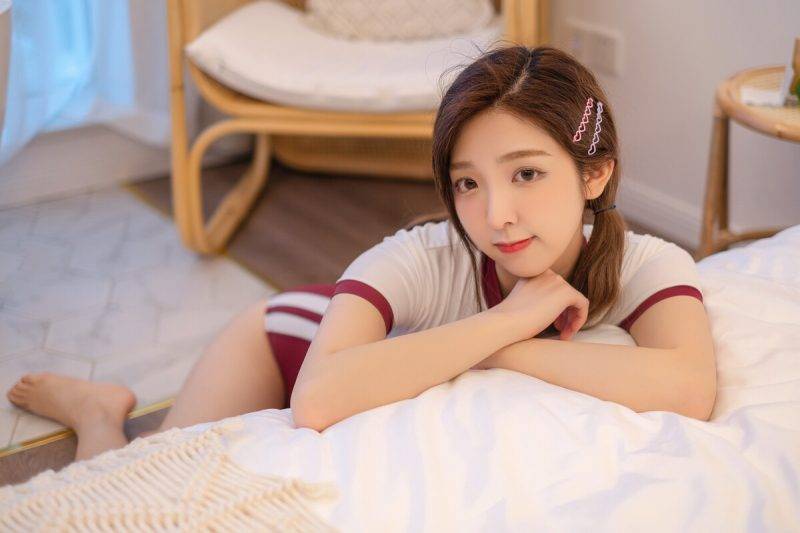 身材好，颜值高，紧身比基尼双马尾少女甜美迷人户外写真