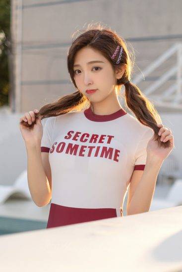 身材好，颜值高，紧身比基尼双马尾少女甜美迷人户外写真