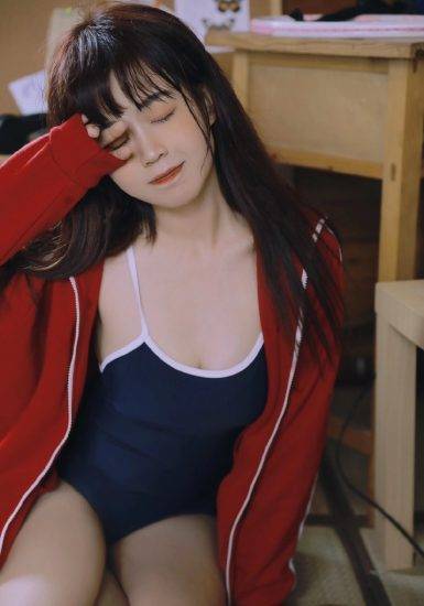 发育真好，身穿红色校服紧身死库水的可人学生妹图片-达人圈原创摄影