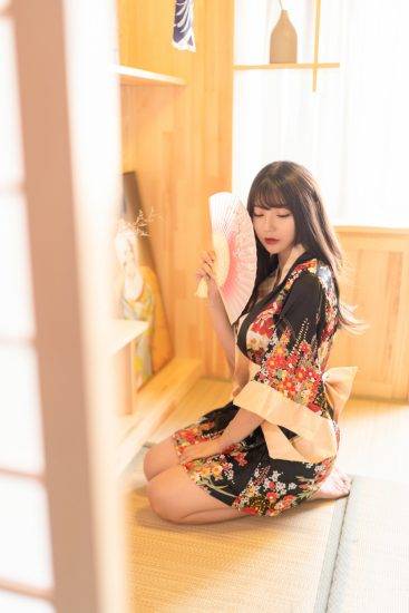 躺在榻榻米上的绝美性感和服装美腿美女诱惑写真照片-达人圈原创摄影