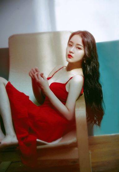 像极了80年代的性感女孩，手拿着烟的美丽红裙女子超美写真-达人圈原创摄影