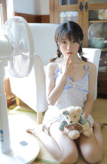这腿真白，这皮肤真好啊！粉嫩双麻花辫短裤美女性感写真