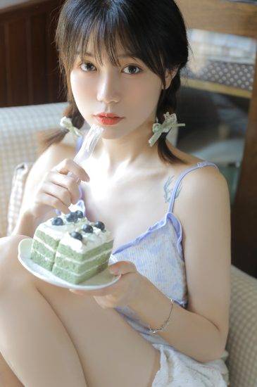 这腿真白，这皮肤真好啊！粉嫩双麻花辫短裤美女性感写真