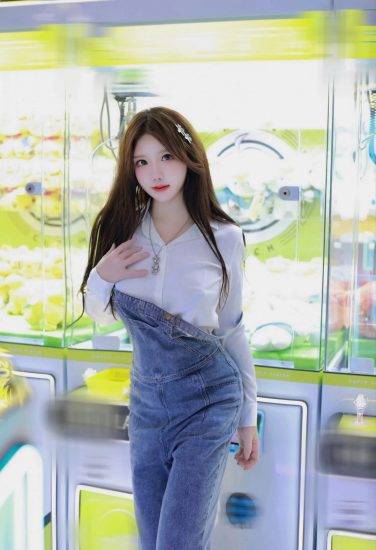电玩城偶遇的漂亮白皙可人长发美女，搭配吊带连体牛仔裤，商场里最靓丽迷人的风景线
