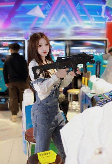 电玩城偶遇的漂亮白皙可人长发美女，搭配吊带连体牛仔裤，商场里最靓丽迷人的风景线