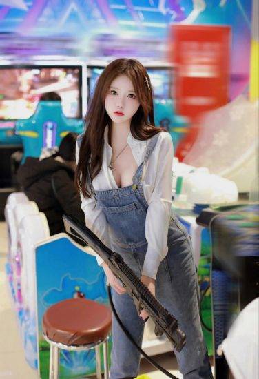 电玩城偶遇的漂亮白皙可人长发美女，搭配吊带连体牛仔裤，商场里最靓丽迷人的风景线