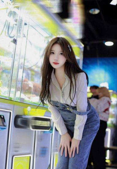 电玩城偶遇的漂亮白皙可人长发美女，搭配吊带连体牛仔裤，商场里最靓丽迷人的风景线