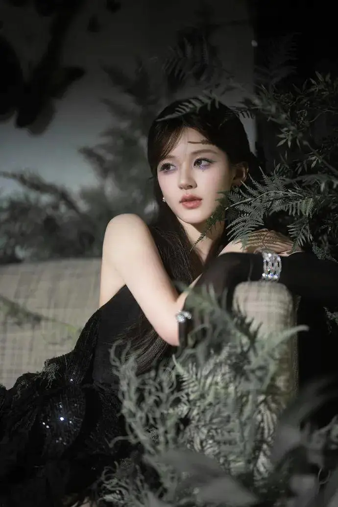 赵露思穿黑色露背短裙超魅惑!肤白貌美大长腿性感妖艳 赵露思穿黑色露背短裙超魅惑!肤白貌美大长腿性感妖艳