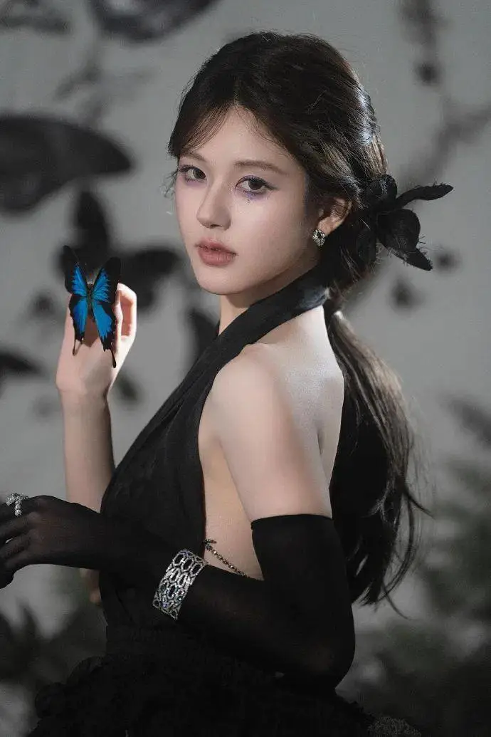 赵露思穿黑色露背短裙超魅惑!肤白貌美大长腿性感妖艳 赵露思穿黑色露背短裙超魅惑!肤白貌美大长腿性感妖艳