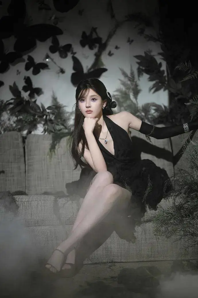 赵露思穿黑色露背短裙超魅惑!肤白貌美大长腿性感妖艳 赵露思穿黑色露背短裙超魅惑!肤白貌美大长腿性感妖艳